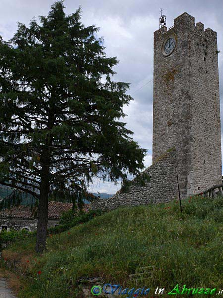 09-P1180171+.jpg - 09-P1180171+.jpg - La torre medievale che domina il suggestivo borgo.